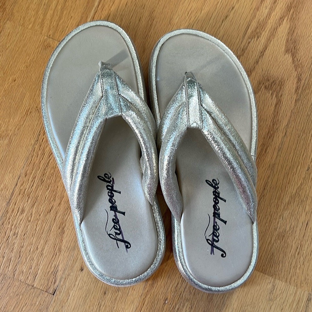 Free People Wonderland gold metallic Thong Platform Sandals Size 38.5